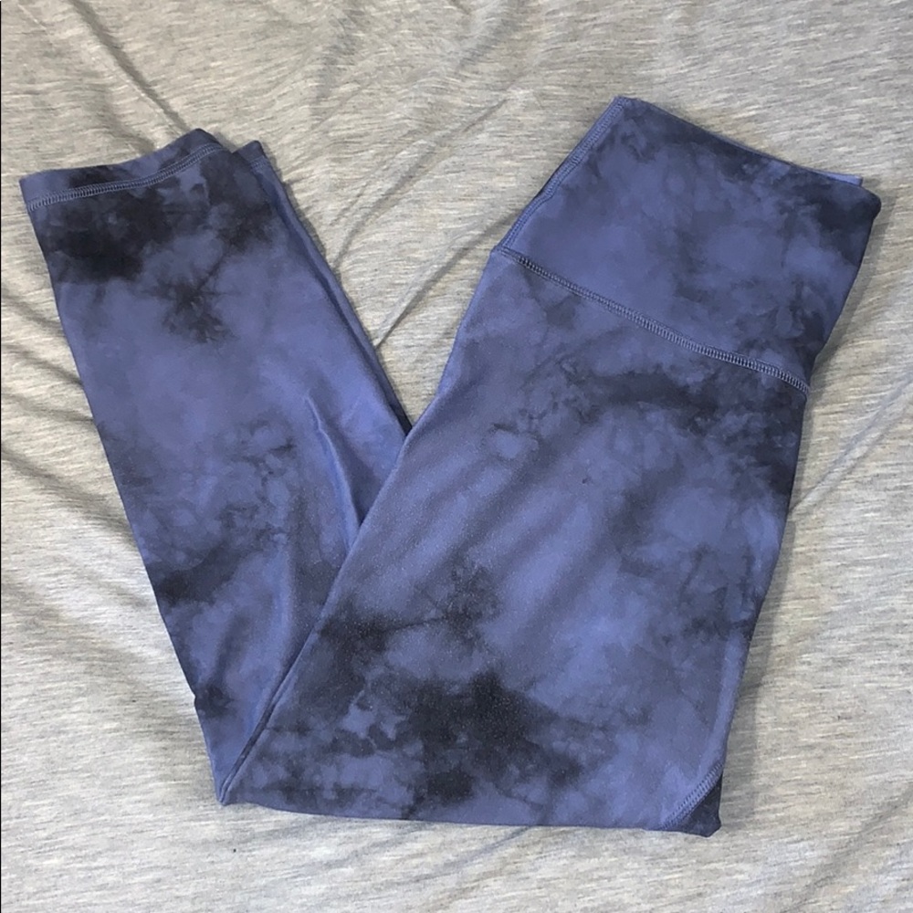 Dark and light blue acid wash workout leggings